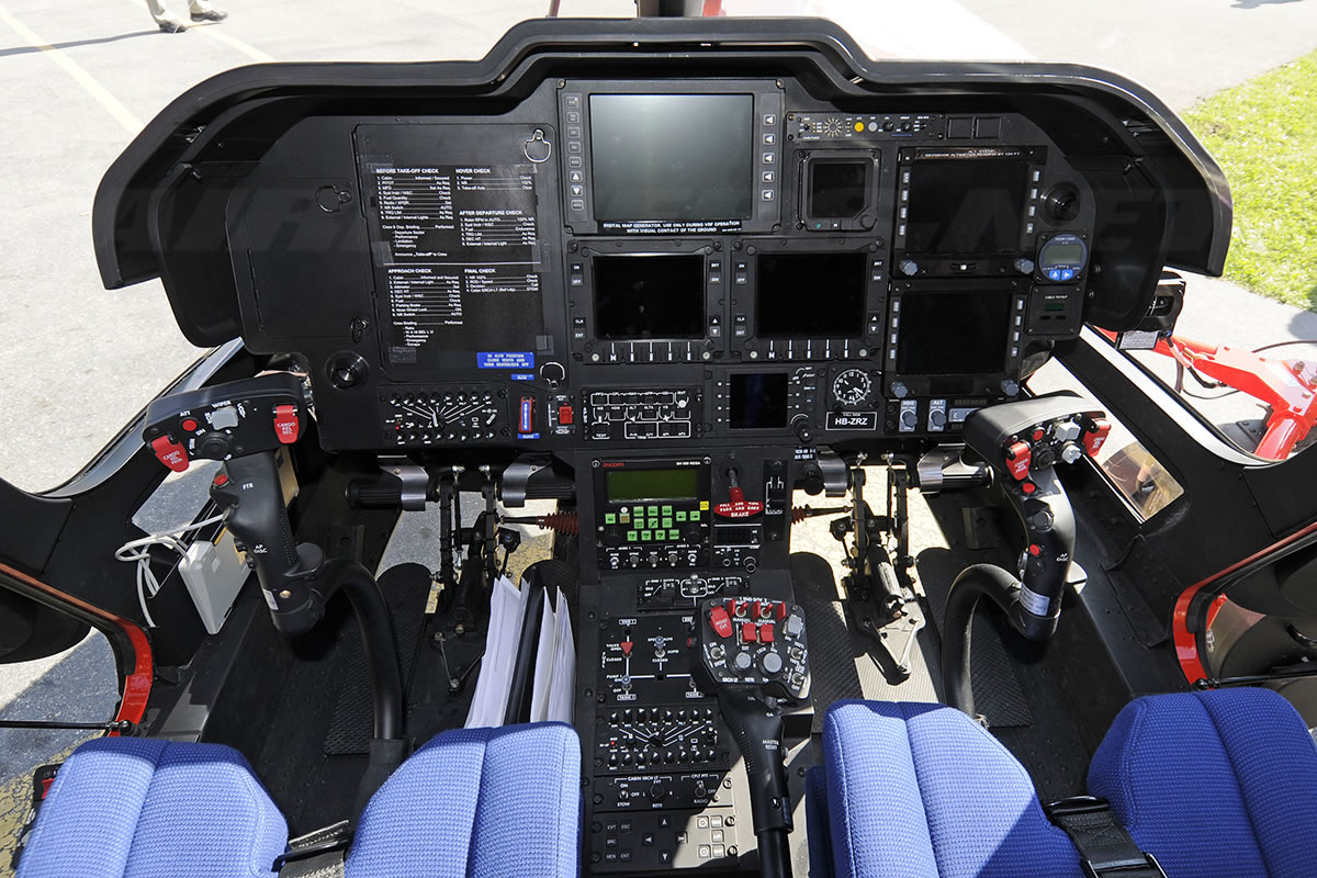 Cockpit Rega Hubschrauber August